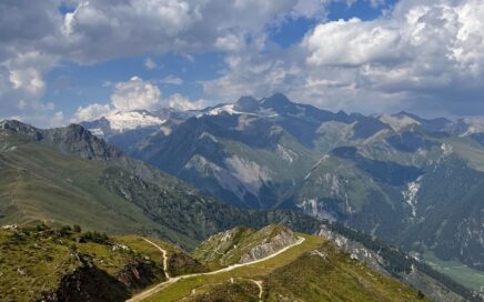 Sommerlicher Bergweg am Cimaross mit Blick auf die Osttiroler Bergwelt